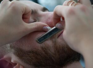 男性のニキビ跡に効果的なシェービングケア方法は？