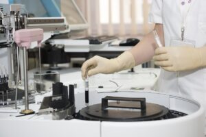 ニキビ跡を改善する再生医療は男性にも効果的ですか？