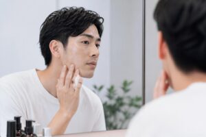 男性が家庭用レーザーでニキビ跡を改善する方法は？