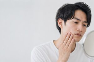 男性のニキビ跡に美容院で受けられる施術はある？